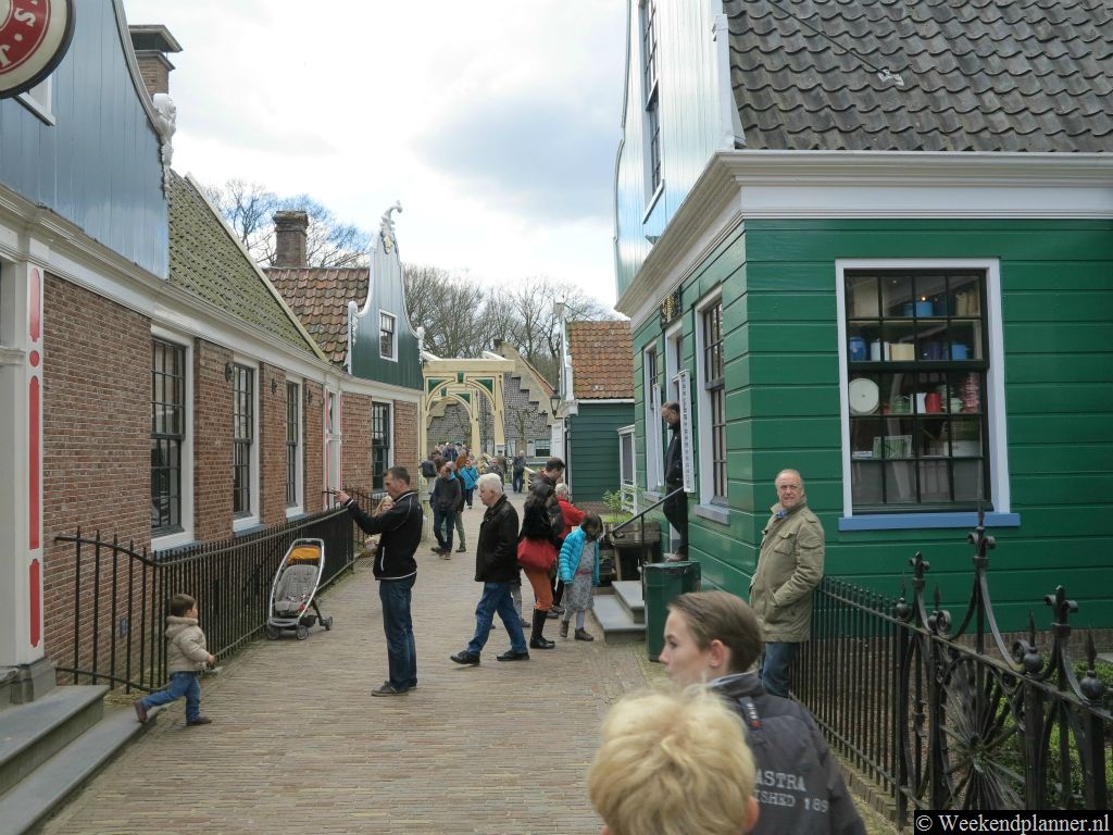 Het straatje in het Zaanse dorp. Er is een winkeltje,  een bakkerij en aan het plein een poffertjeskraam.Tip: Een dagje naar het Openluchtmuseum bij Arnhem.
